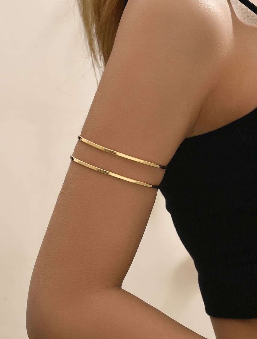 Brazalete de diseño recortado y abierto